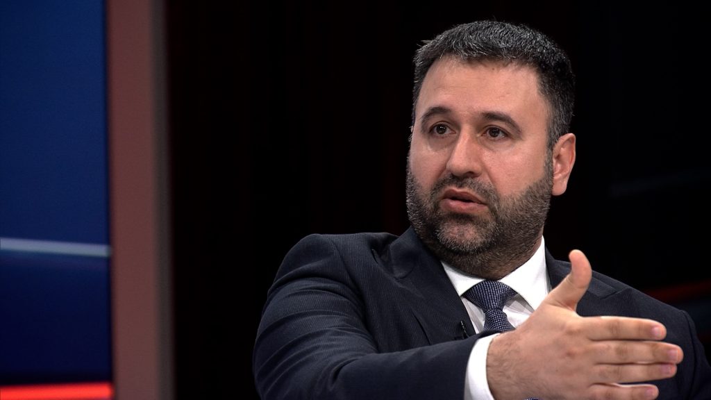 Пресовите на неетнички теми не се за да му се допаднеме на Мицкоски – вели потпретседателот на ДУИ, Арјанит Хоџа