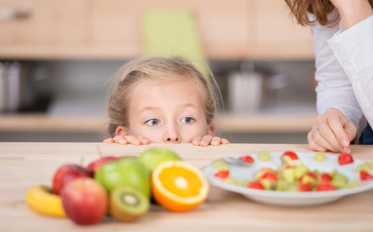 Колку навистина треба да јаде детето? На што треба да внимава секој родител