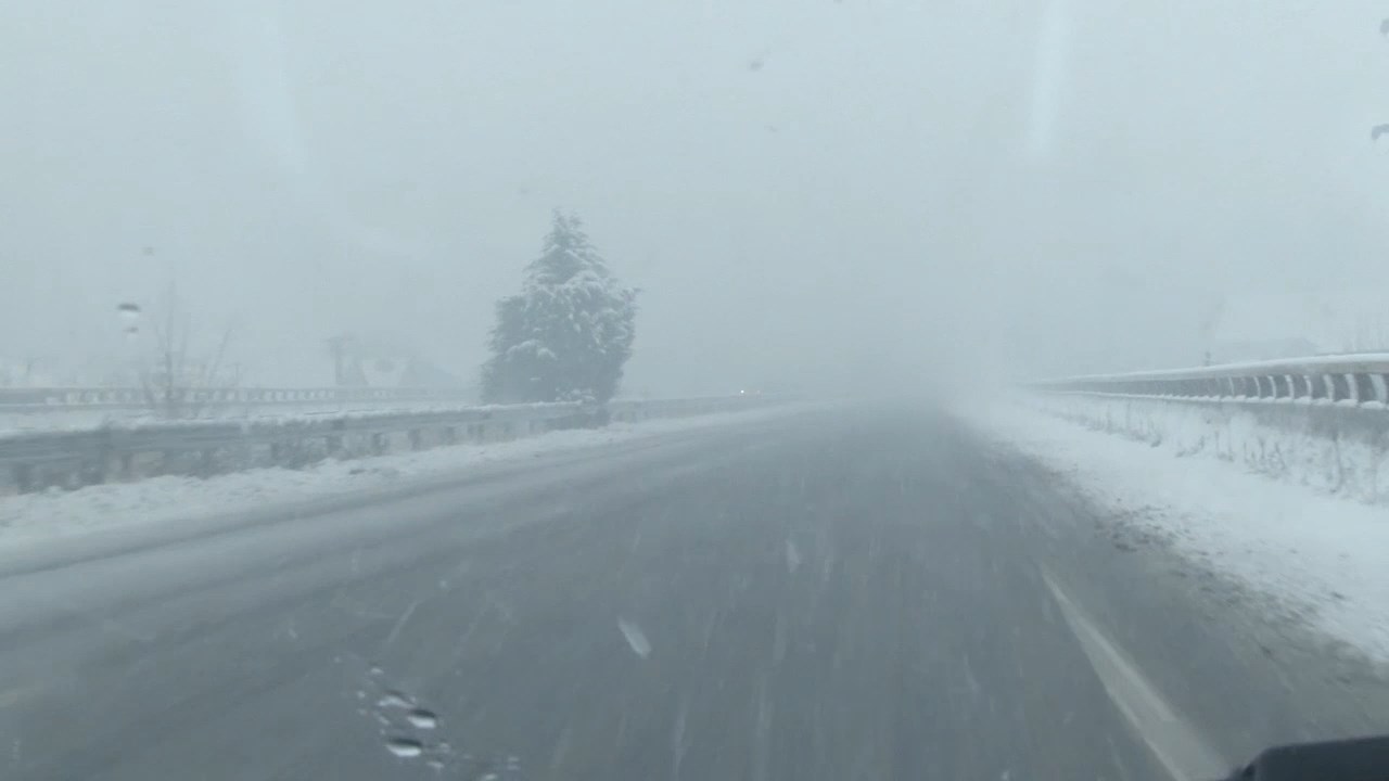 Слаб снег на Попова Шапка, сообраќајот се одвива непречено  објави Скопје1.мк