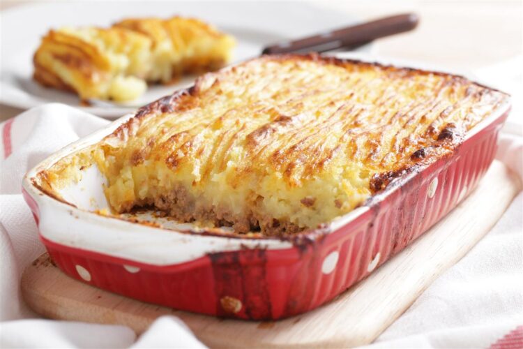 РЕЦЕПТ НА ДЕНОТ: Месна пита со пире од компири