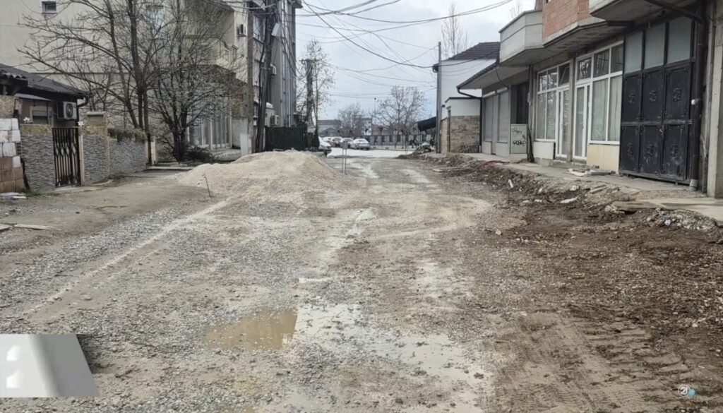 Работите започнати во октомври сè уште не се завршени – жителите се жалат на кал, прашина  и оштетување на возилата