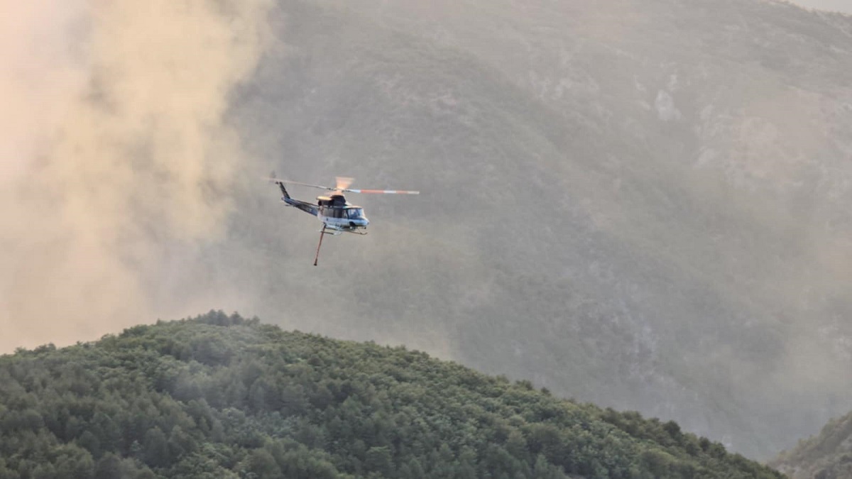 Два армиски хеликоптери го гаснат пожарот на Јабланица