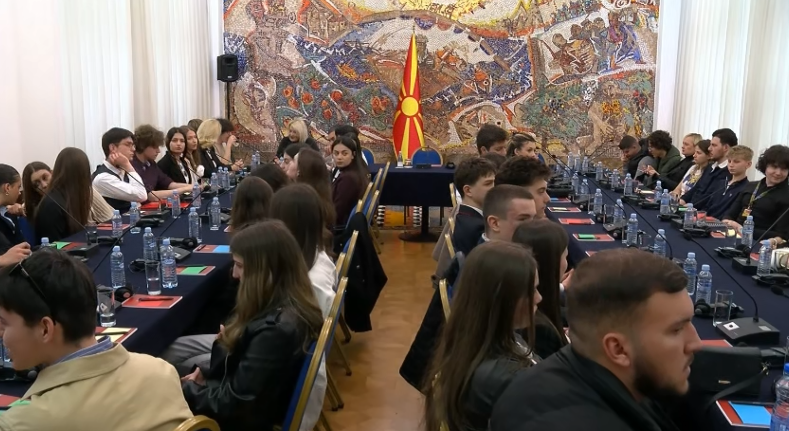 Средношколците и ги претставија проблемите со кои се соочуваат на претседателката на државата