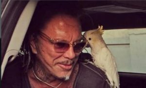 (ФОТО) ХОЛИВУДСКИ АКТЕР ИСФРЛЕН ОД ДОМОТ ВО ЛОС АНЏЕЛЕС: Одбил помош од обожавателите, завршил на улица