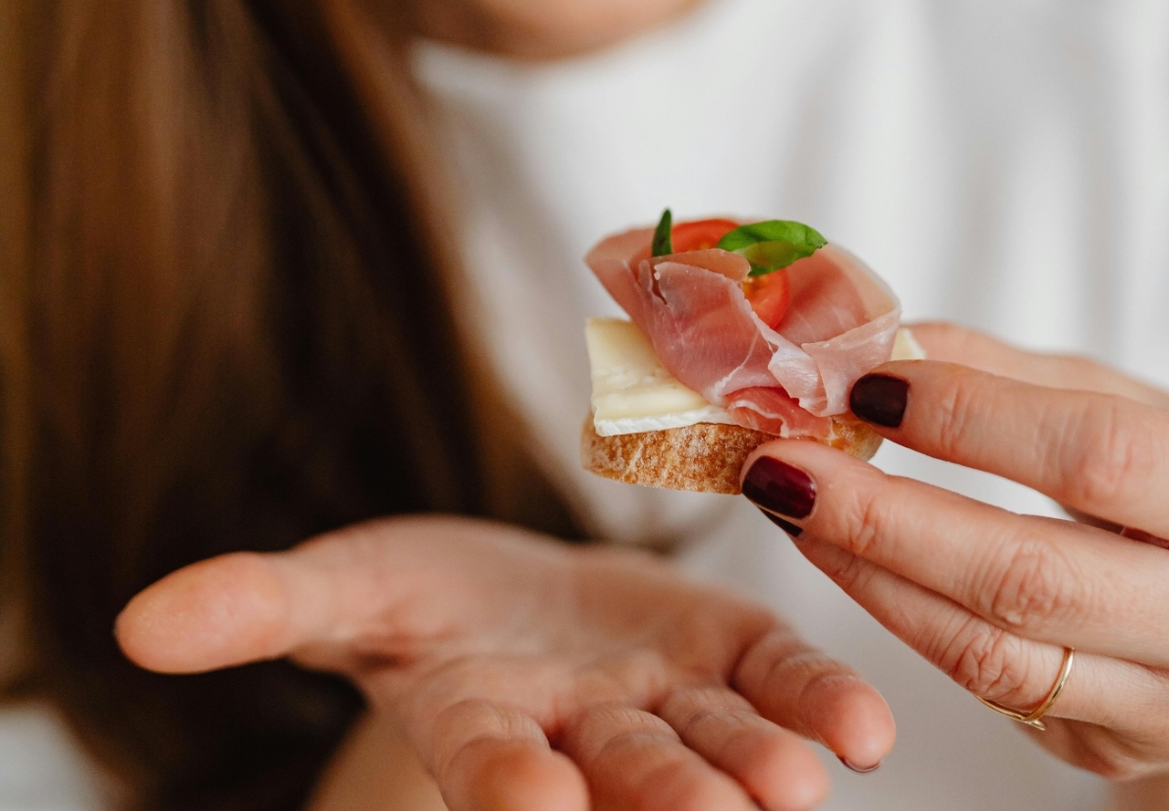 Дали некогаш сте почувствувале „кристали од сол“ додека јадете пршута? Еве што значи тоа и дали е безбедно за јадење