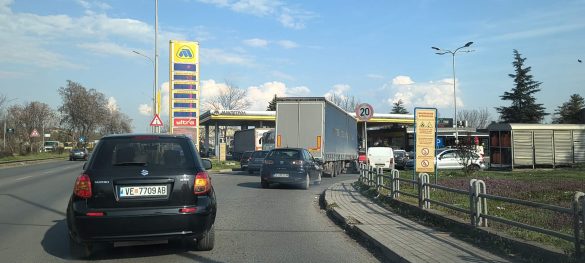 ФОТО: Гужви на бензинските, Мицкоски ја утна прогнозата ека ќе се намалат горивата