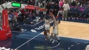 Турчинот се врати во НБА и веднаш постигна автокош (ВИДЕО)