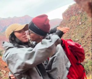 Дечкото ѝ е 51 година постар: Со 26-тиот роденден предизвика бура на интернет – „Ова е дедо ти?“