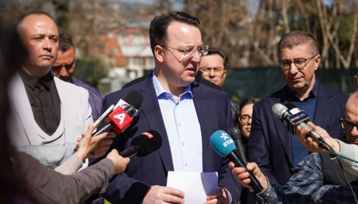 Николоски: Решението за транспортерите се движи во насока на издавање долгорочни работни визи