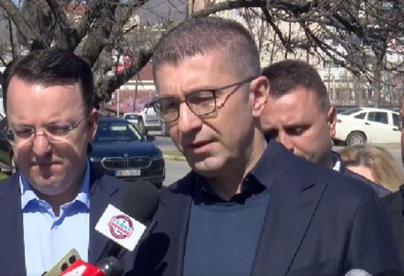 Премиерот најавува намалување на цените на горивата за два и пол денари