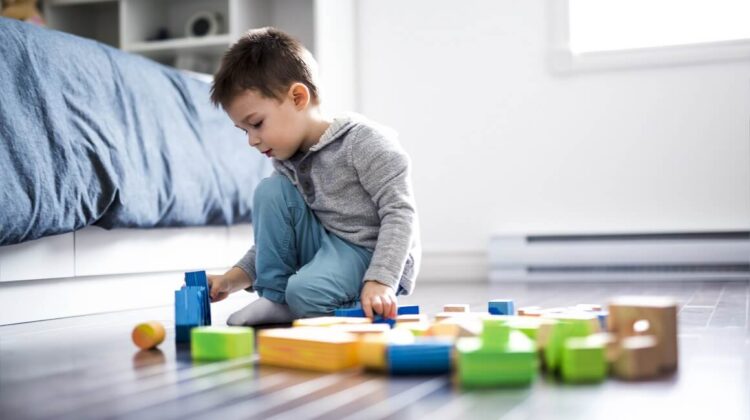 Срамежливо дете? Еве како да му помогнете без да му вршите притисок