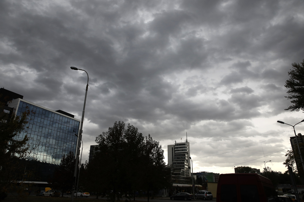 Облачно со услови за повремен локален дожд