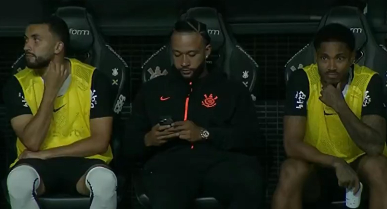 Чудна сцена, Депај на мобилен дремеше на сред натпревар