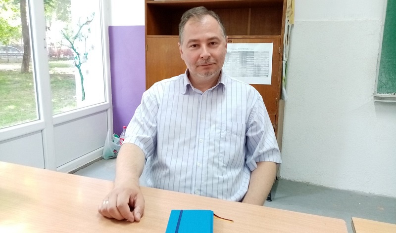 Имам ученик од 3. одделение што не седи сам, баба му цело време го чека во ходникот, ако има друг наставник, не влегува на час. Како да му помогнеме?