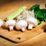 Донесете пролетни вкусови на трпезата со печурки полнети со спанаќ и сирење