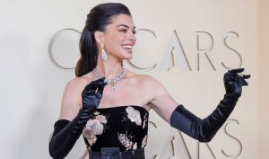 (ВИДЕО) Холивудска „тајна“ – Ан Хатавеј открила трик за затегнување на лицето: Можете да го направите сами дома