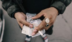 4 РАБОТИ ШТО БОГАТИТЕ НИКОГАШ НЕ ГИ КУПУВААТ: За нив, тоа се промашени инвестиции