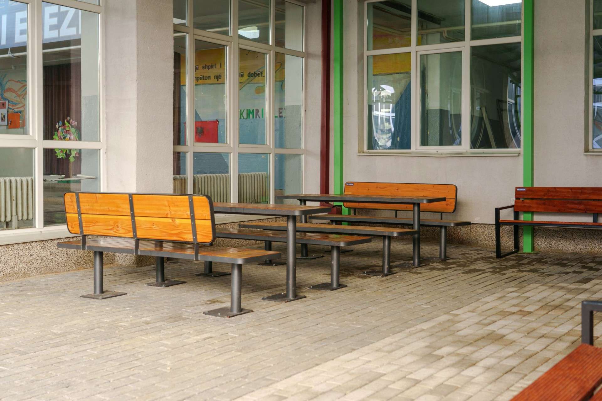 ООУ „Имри Елези“ во Чаир доби уреден училиштен двор, инклузивна опрема и училница на отворено со донација од Халкбанк