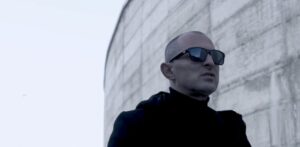 (Видео) ПKM со нова социјална нумера: „Крив правец“ – гласот на генерацијата заглавена меѓу брзи кредити и куфери за во странство