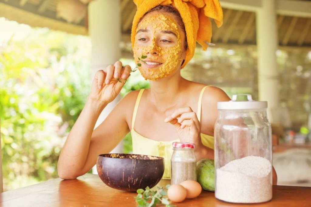 Домашни маски кои ги бришат брчките: Кожата е затегната како по скапи третмани