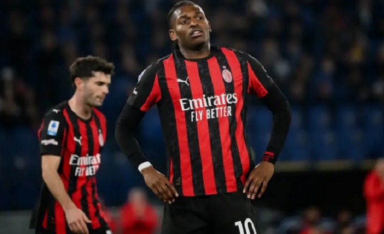 Жестока кавга во соблекувалната на Милан: Рафаел Леао го нападнал Пулишиќ