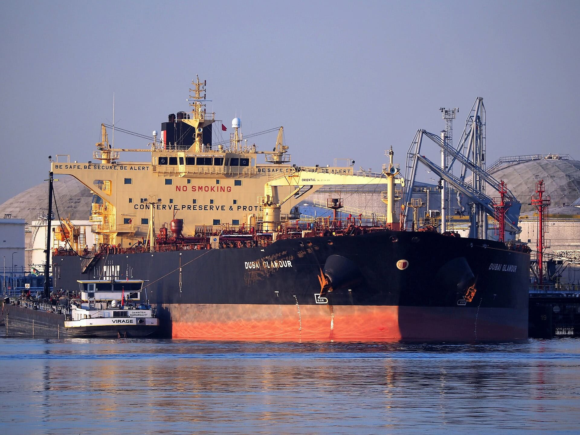 ТАНКЕР ПОЛН СО НАФТА ПОГОДЕН СО ИРАНСКИ ДРОН ВО ДУБАИ, цените на црното злато веднаш отскокнаа нагоре