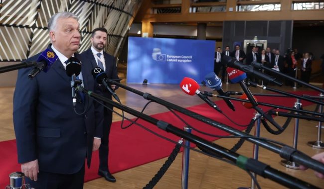 ЛИДЕРИТЕ НА ЕУ ГО ОБВИНИЈА ОРБАН ЗА НЕЛОЈАЛНОСТ И УЦЕНА ОТКАКО ГО БЛОКИРАШЕ ЗАЕМОТ ОД 90 МИЛИЈАРДИ ЕВРА ЗА УКРАИНА