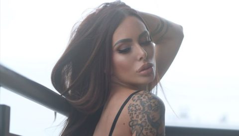 Атрактивната пејачка Тамара Радмиловиќ разголена на балкон во „Белград на вода“: Бившата „Ѕвезда на Гранд“ ги сврте на себе погледите откако разголена „ги дразнеше“ соседите (ВИДЕО)