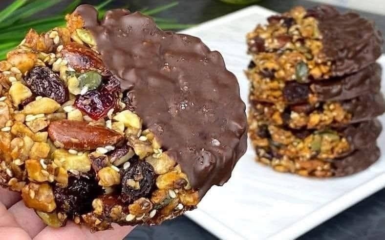 По напорен ден – ова се моите омилени колачиња со ореви и семки, прелиени со чоколадо, кои децата ги јадат со уживање