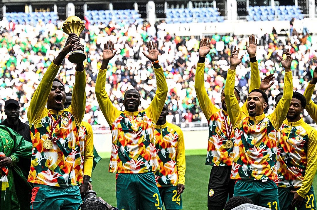 Сенегалците во Париз парадираа со трофејот кој сакаат да им го одземат (ВИДЕО)