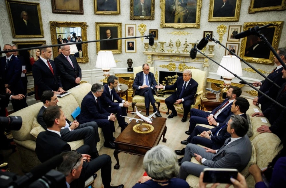 „Со години одат во чевли што не се толку удобни“: Трамп им купи чевли на членовите на својот Кабинет