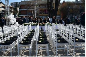 (ВИДЕО) Инсталацијата „63 бели столчиња“ во чест на загинатите во трагедијата во Кочани