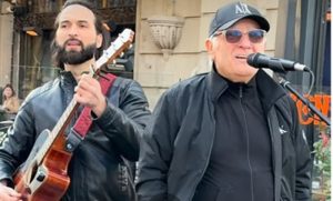 (ВИДЕО) Ја извел „9000 илјади“ – Жељко Самарџиќ пеел со уличен музичар во „Кнез Михајлова“, минувачите уживале во настапот…