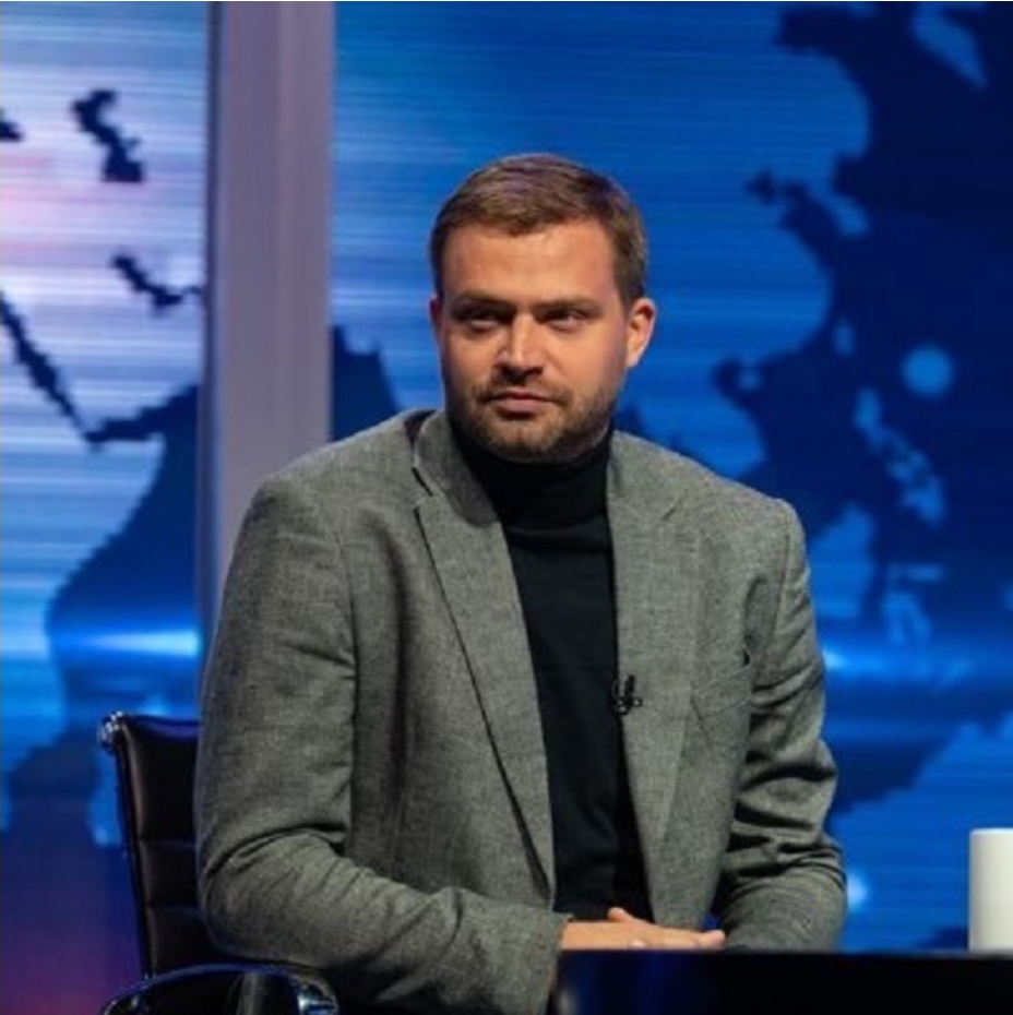 Новинарот на српската Н1, Бранислав Шовљански, запрен од полицијата, провладините таблоиди велат дека возел дрогиран