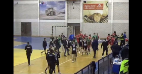 Хаос во Црна Гора: Тепачка на ракометен меч, реагираше и полицијата! (ВИДЕО)