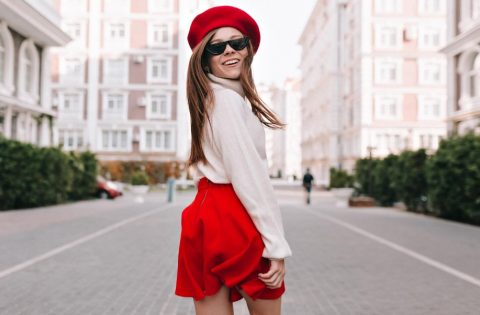 Црвено здолниште-моден пролетен тренд што ги освои улиците и модните писти