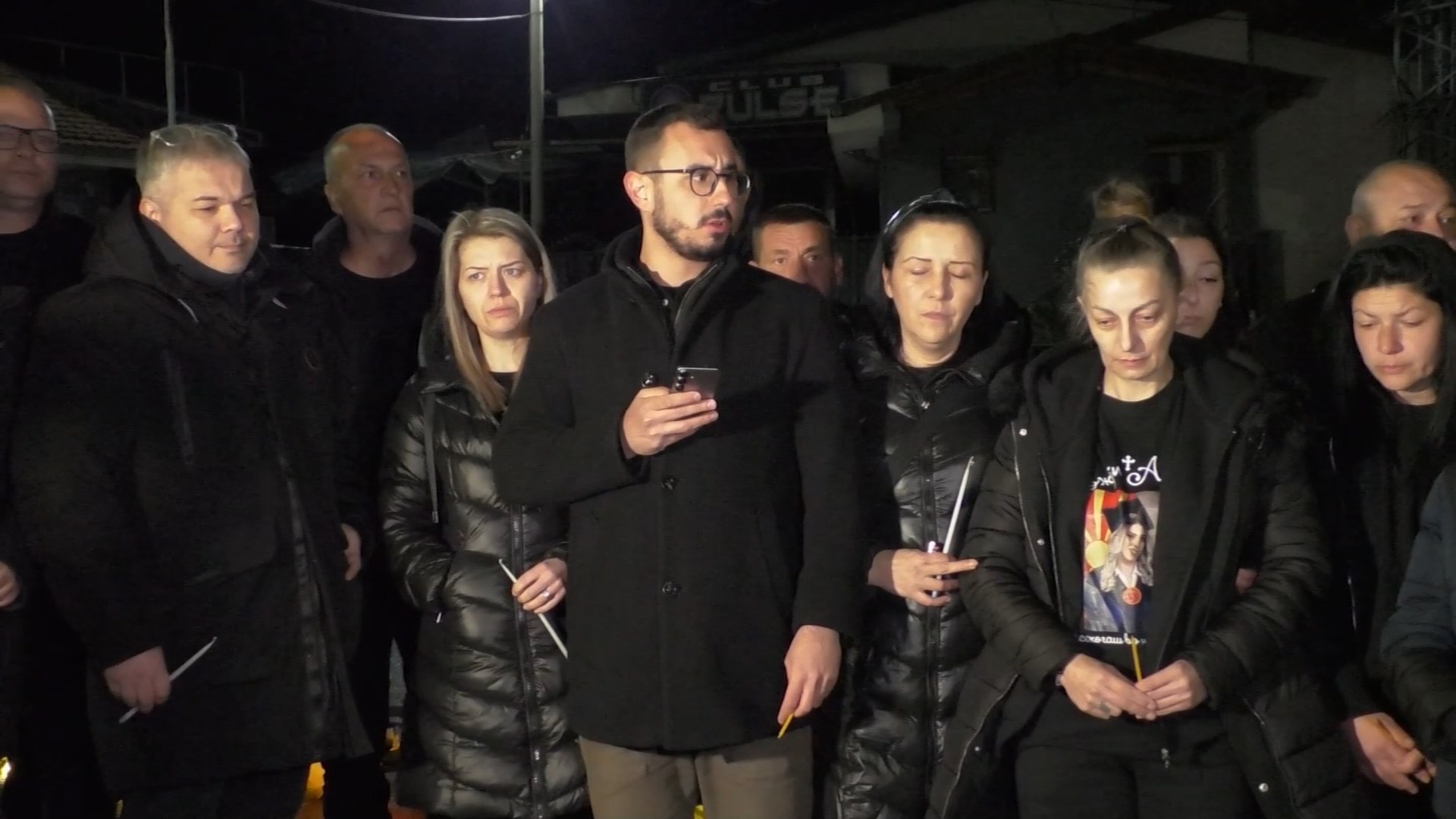 Со минута молк, во 2 часот и 32 минути, оддадена почит во спомен на трагично загинатите во пожарот во Кочани