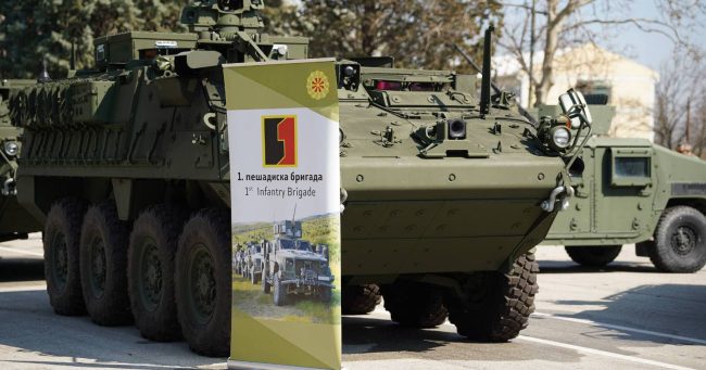 ВО КАСАРНАТА ВО ПЕТРОВЕЦ ПРЕТСТАВЕНИ 17 НОВИ ОКЛОПНИ ВОЗИЛА „СТРАЈКЕР“, МИЦКОСКИ ВЕЛИ ДЕКА ЌЕ ПРОДОЛЖАТ ИНВЕСТИЦИИТЕ ВО ОДБРАНАТА