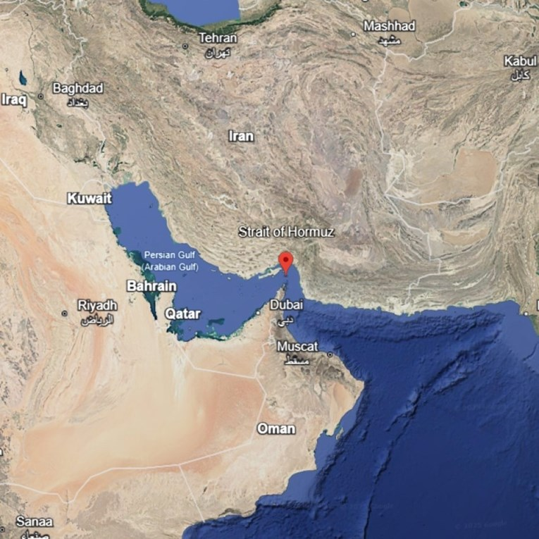 Уште еден брод е погоден во Ормутскиот теснец. Екипажот е евакуиран
