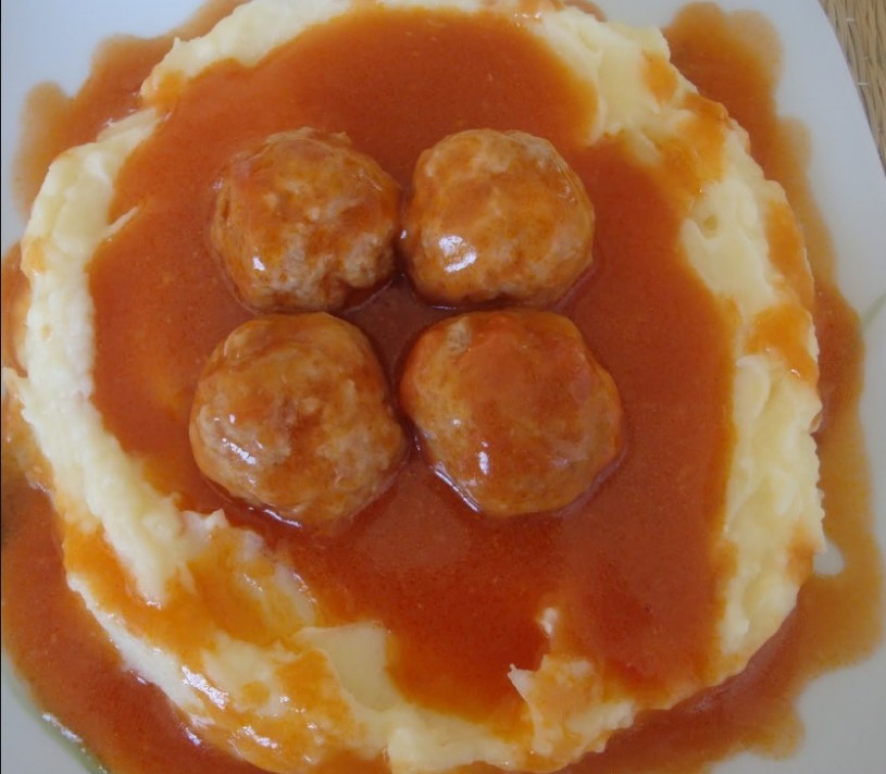 Ќофтиња во доматен сос – Рецепт кој ќе ја освои вашата трпеза и срцата на вашите најблиски!