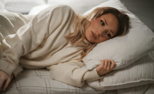 (Видео) „Како спиеш ти“, модерна поп-балада од Александра Јанева