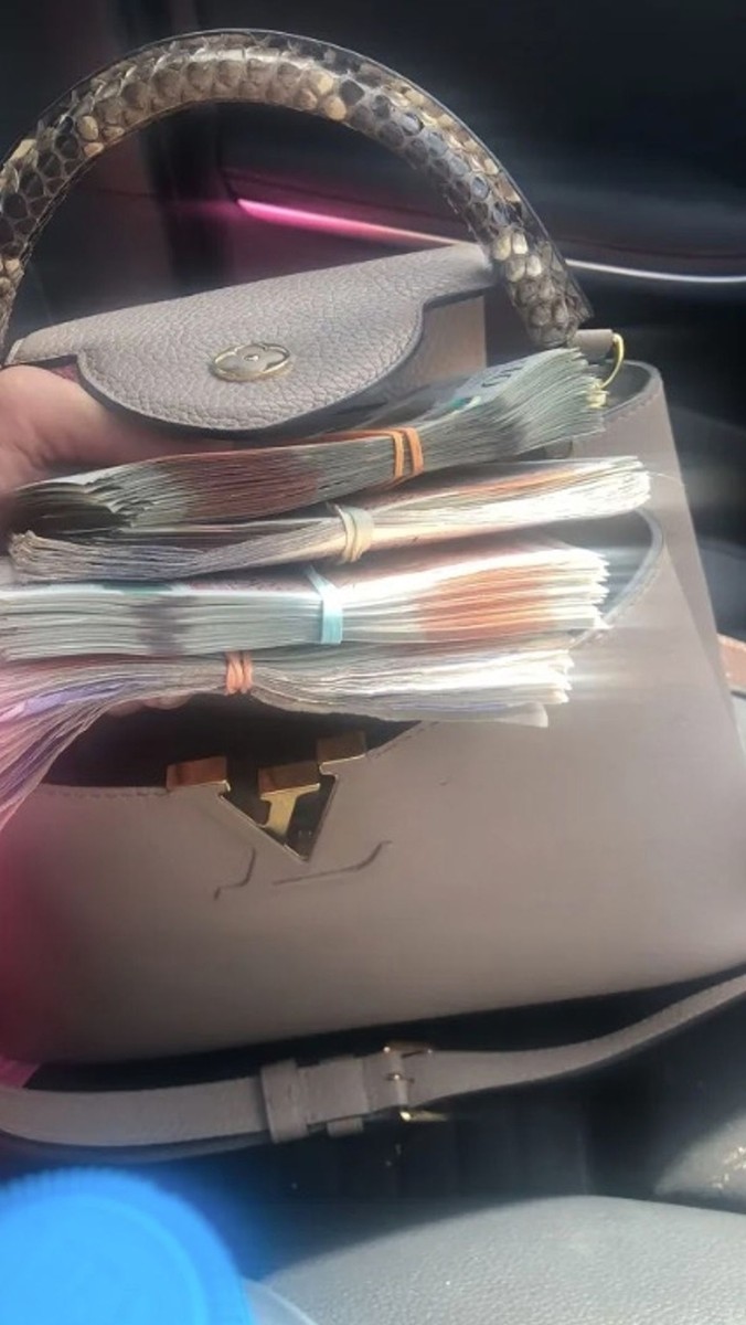 Скандал во Манчестер: Вработена на Аеродром си платила пластична операција на гради откако ѝ помогнала на банда да шверцува торби полни со пари во Дубаи