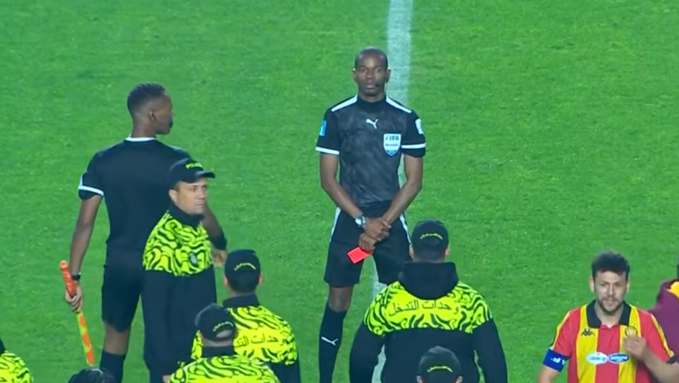 Црвениот картон како оружје судијата да се заштити по завршување на мечот од ЛШ (Видео)