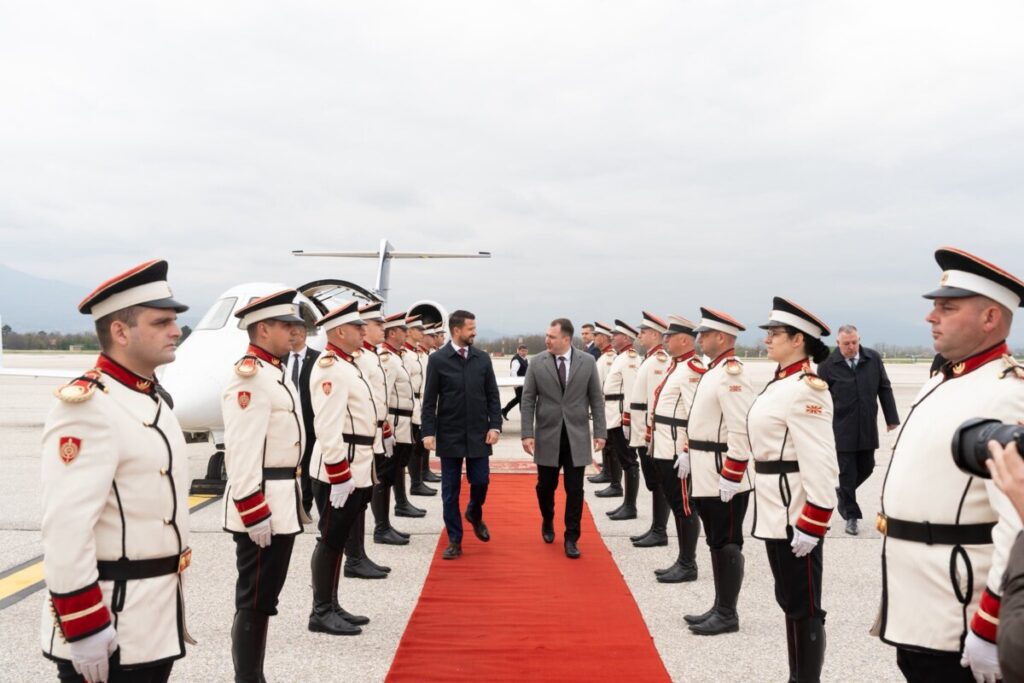 Министерот Андоновски го пречека претседателот на Црна Гора, Јаков Милатовиќ, на аеродромот во Скопје