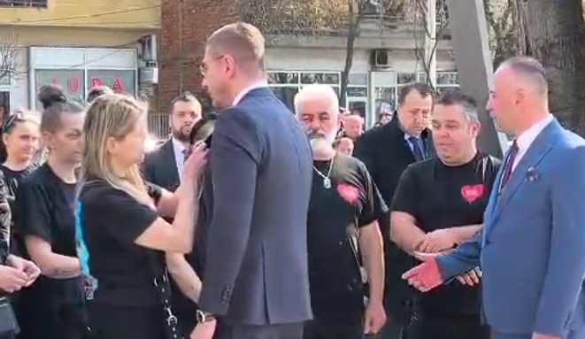 Премиерот во Кочани: Мајка на загинатo девојче му стави беџ со скршено срце