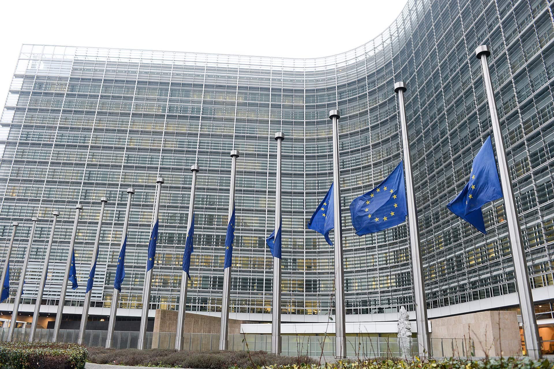 ЕУ СЕ СПРАВУВА СО ПОСЛЕДИЦИТЕ ОД ЗАЛИВСКИОТ КОНФЛИКТ, ги олабавува строгите правила за емисии, ќе ѝ помага на индустријата