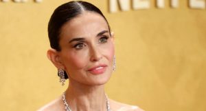 (ВИДЕО) На доделувањето на Actor Awards – Деми Мур предизвика реакции со својот слаб изглед: Во Холивуд сè уште владее  нездрав тренд