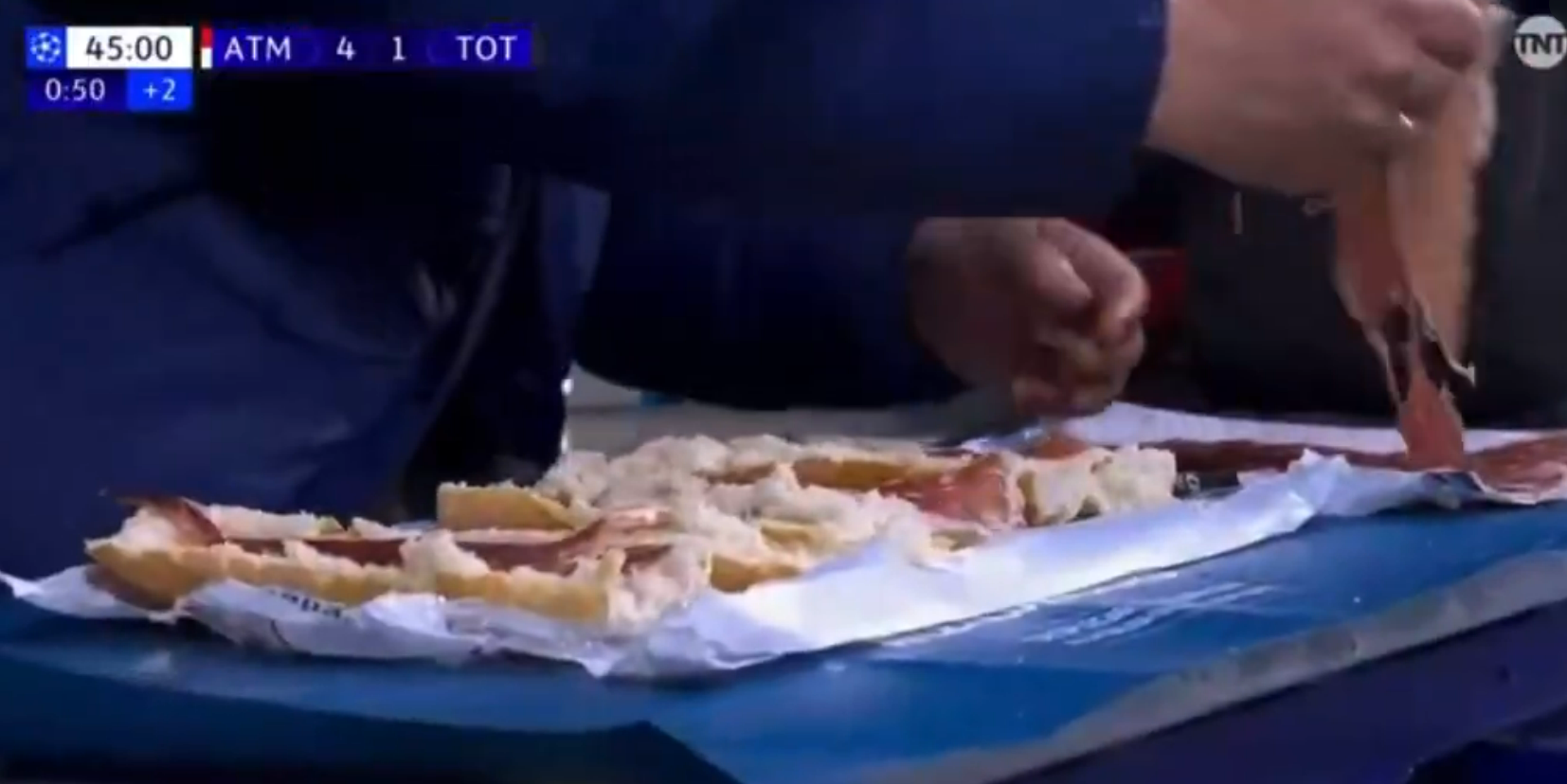 Целосно уживање: Навивач на Атлетико си правеше сендвич на трибина на меч од ЛШ (ВИДЕО)