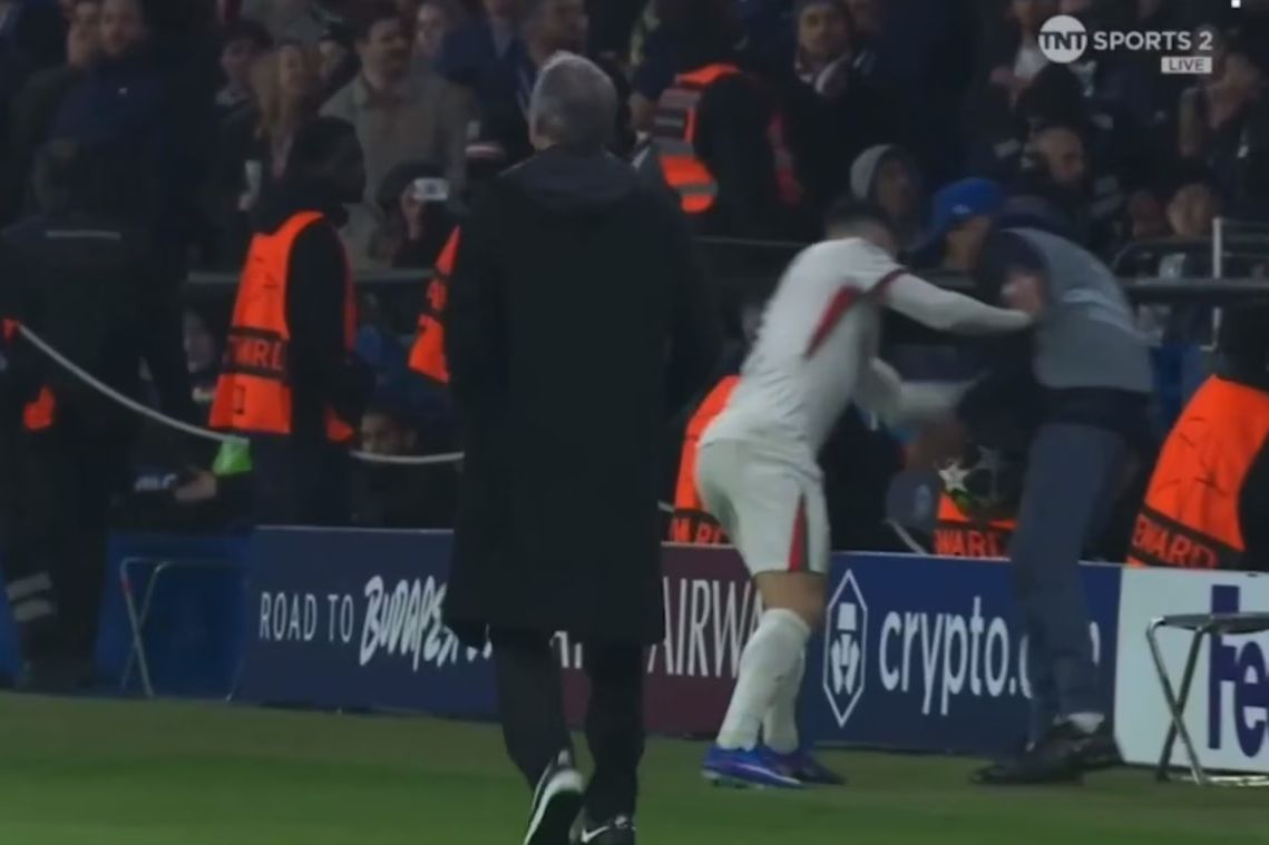 Фудбалер на Челси „нокаутира“ собирач на топки, па му се извини – 35 пати (ВИДЕО)