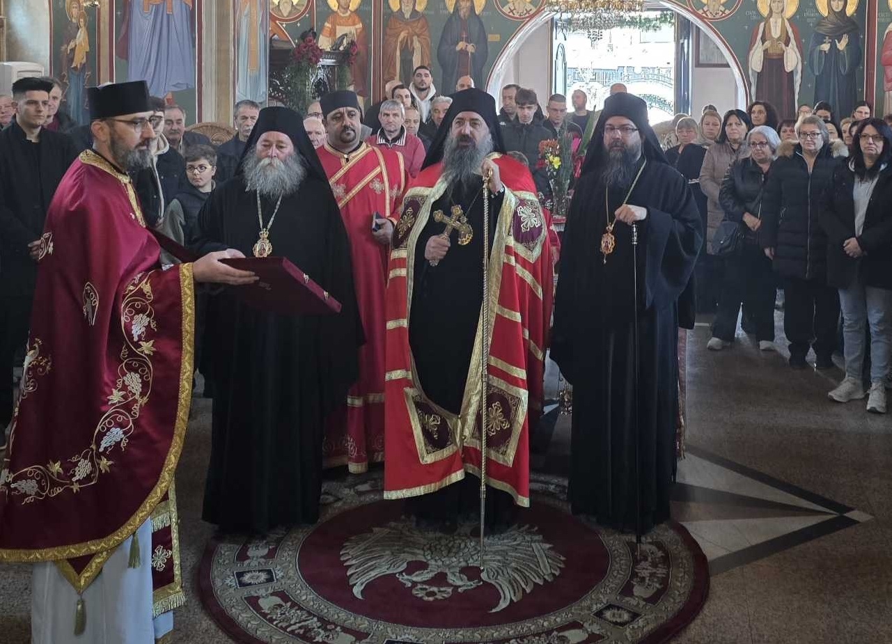 Тројца млади владици на литургија за Младенци